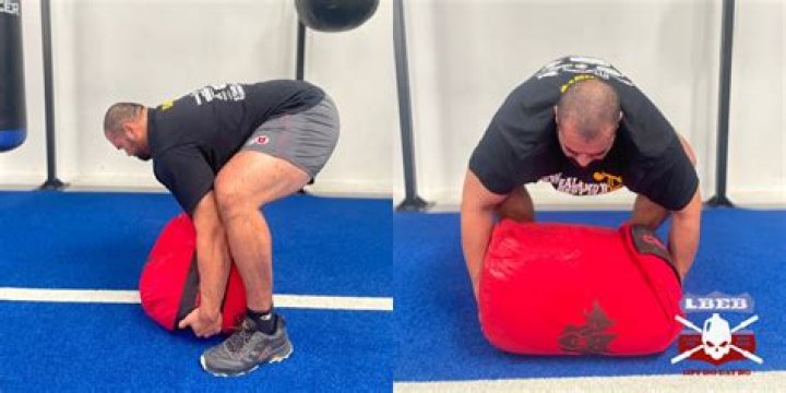 How do you play sandbag smash?