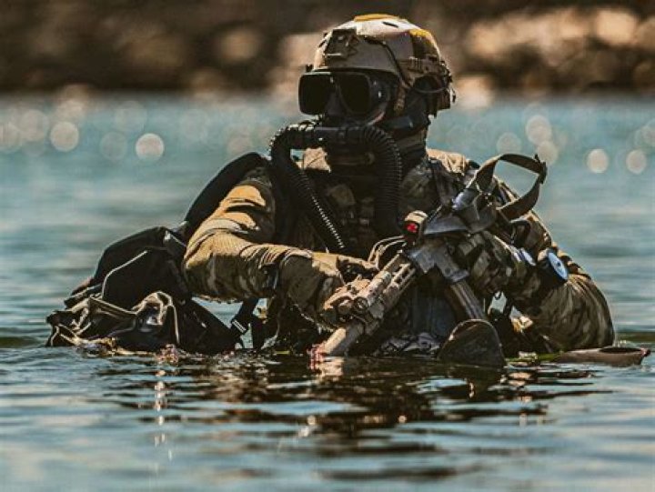 How many people are in a Special Forces team?