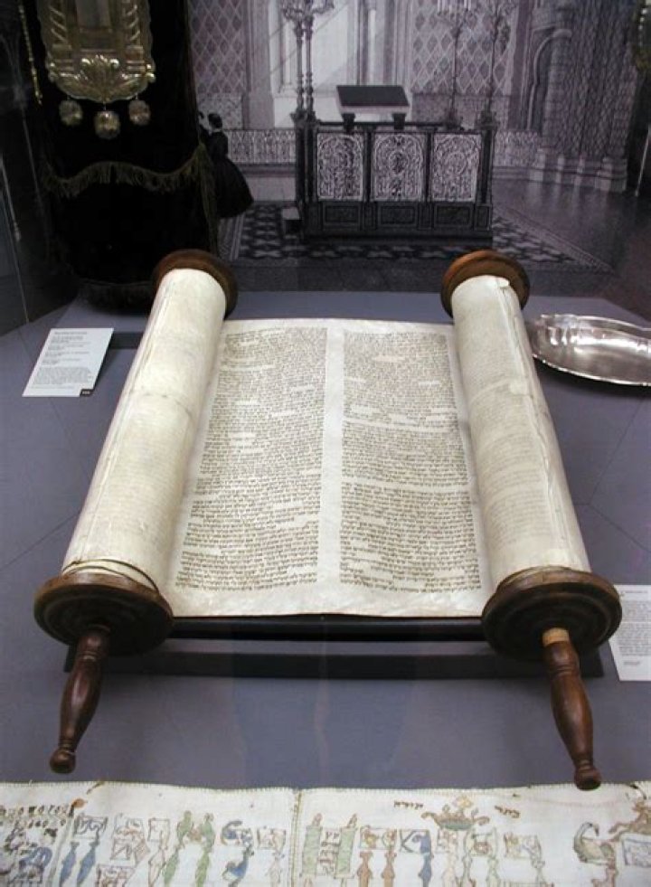 【How-to】How is the torah scroll made and decorated
