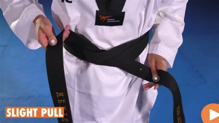 How to Tie a Taekwondo Belt: 2 Easy Methods