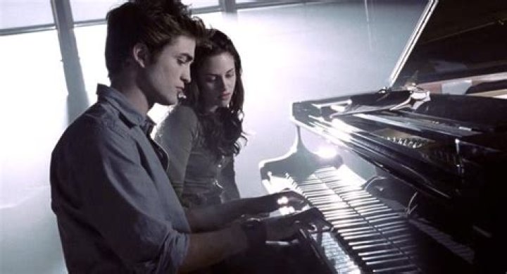 What song is Edward playing on piano in Twilight?